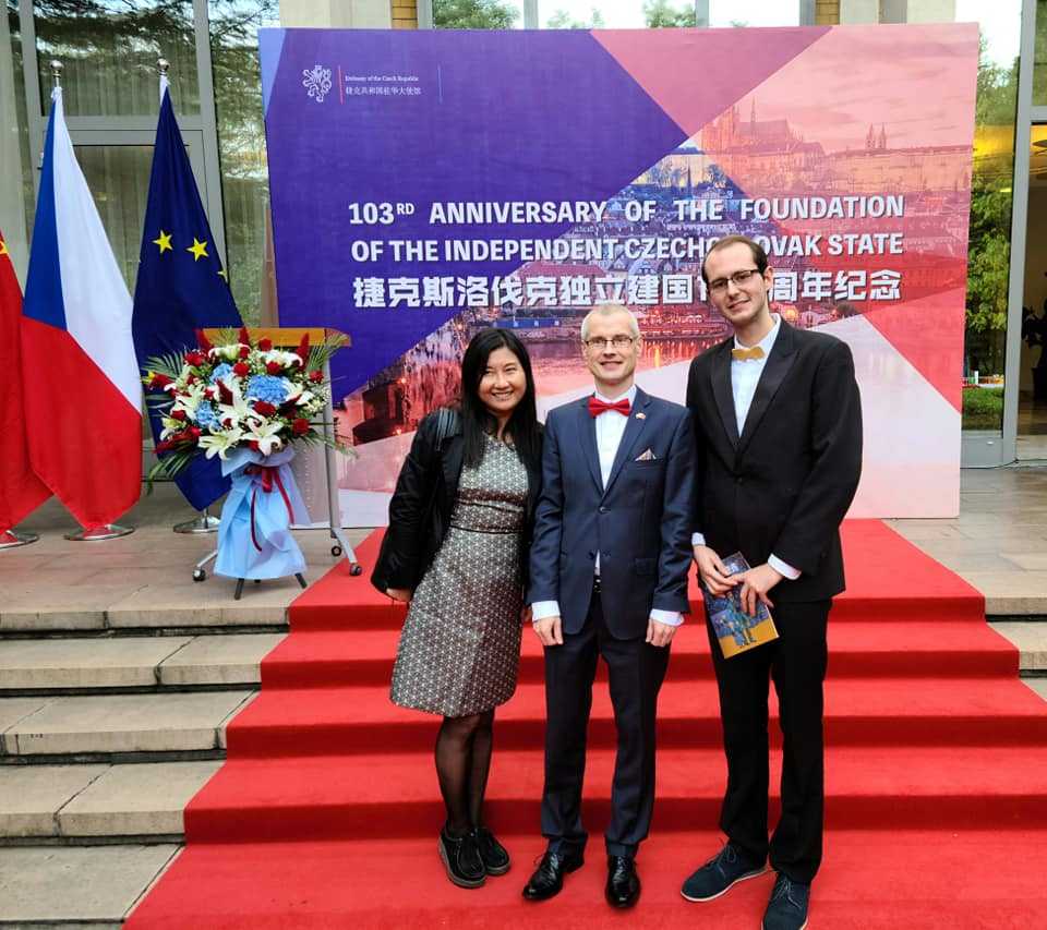 Matěje pozvali na Českou ambasádu v Pekingu. 